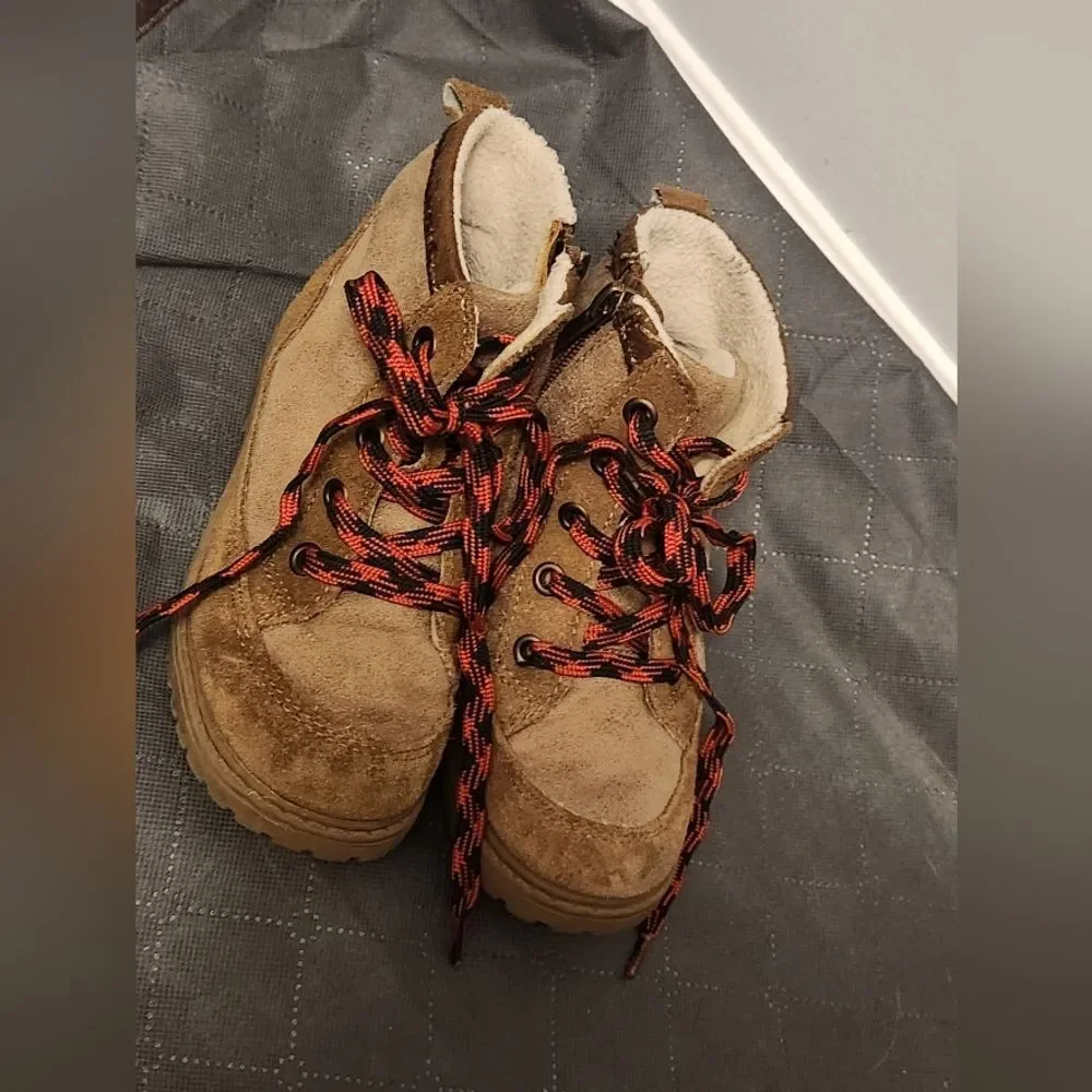 (3 ITEMS FOR $25)Kids Dayfive Lil Ridge Brown Boots with Red Laces. Size 11M